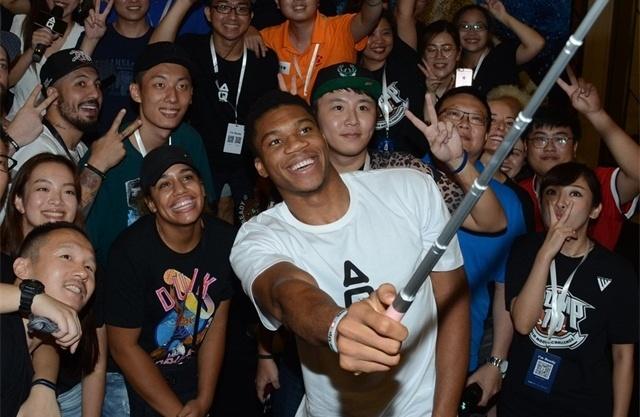 他迅速后撤 他迅速后撤